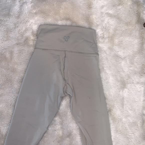 4 pairs of TNA leggings all size Xs - Picture 2 of 8